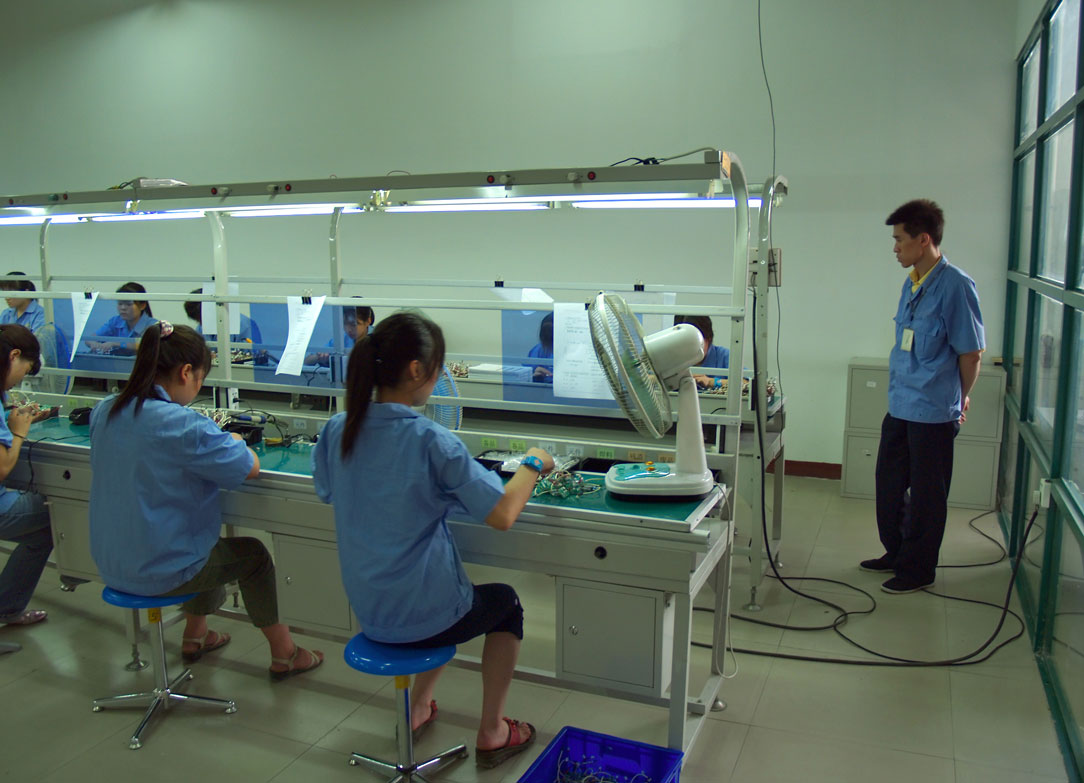Mitarbeiterinen in einer Produktion in Asien